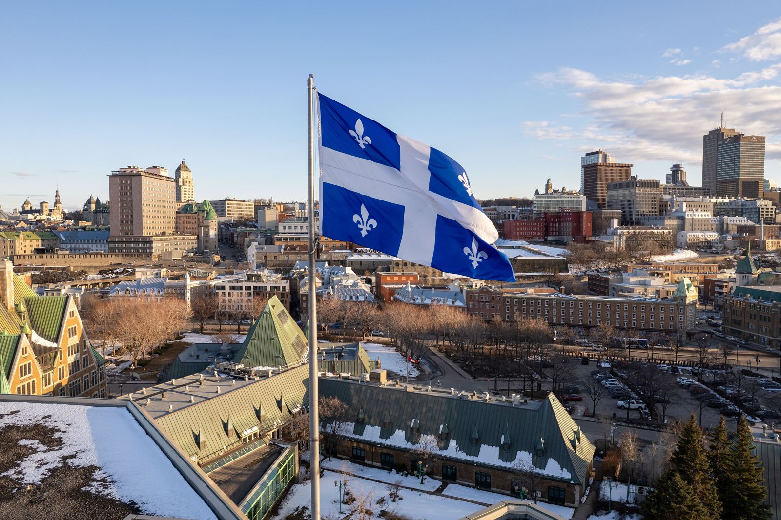 Façade du siège de la SAAQ, avec le drapeau du Québec